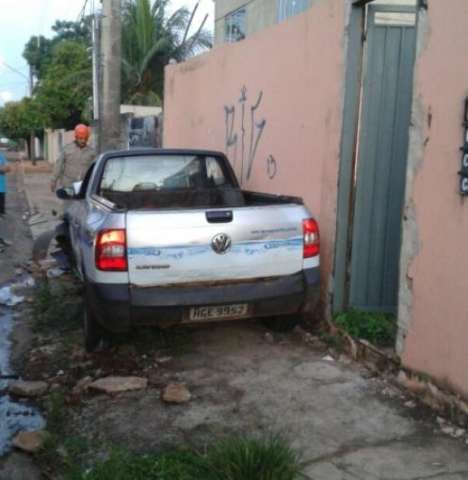 Preso foge da Col&ocirc;nia, rouba carro da &Aacute;guas Guariroba e colide em poste