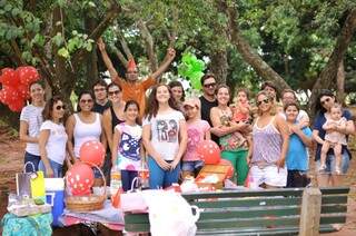 Festa surpresa de Laura chamou a atenção de quem passava pelo parque. (Foto:Alcides Neto) 