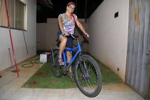 "Bailarina da Bicicleta" comemora fama de mulher mais alegre da cidade