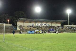 O Estádio Andradão conta com moderno sistema de iluminação, inaugurado em 2013 (Foto: Arquivo)