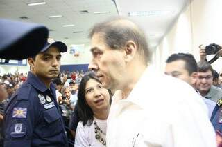 Prefeito é acompanhado por vereadora durante chegada ao legislativo (Foto: Marcos Ermínio)