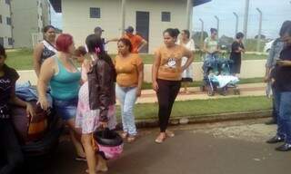 Moradores protestam contra atraso na entrega de apartamentos de residencial 