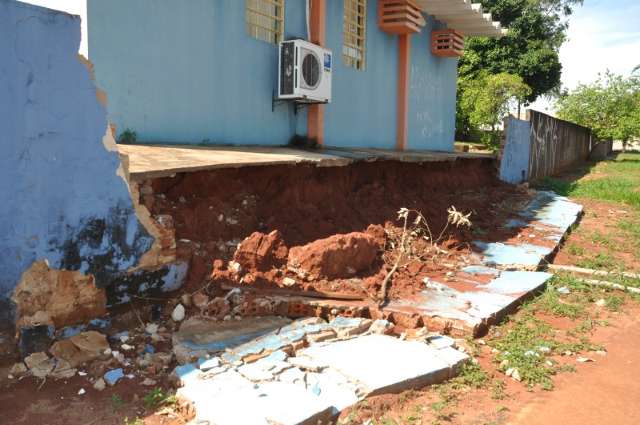 Muro de unidade de sa&uacute;de cai e popula&ccedil;&atilde;o pede reparo imediato