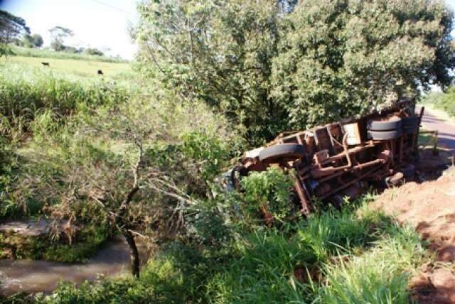  Caminh&atilde;o carregado com lenha tomba na MS-147, pr&oacute;ximo a Vicentina