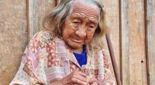 &quot;Quando eu contei ela chorou, disse que queria ver o corpo...&quot;. Preciosidade da terra, a índia, avó de Nísio tem 105 anos. (Foto: João Garrigó)