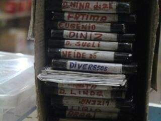 Cadernos onde Álvaro anota produtos vendidos no fiado. (Foto: Silmara Guimarães)