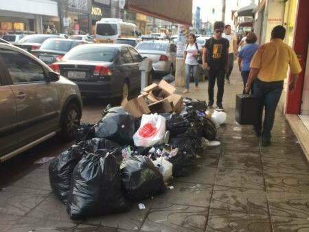 Greve da Solurb completa 1 semana e lixo volta a acumular no Centro