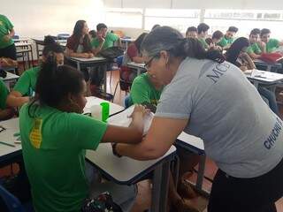 Professora orienta alunos em sala de aula do ensino médio, em escola pública de Campo Grande. (Foto: Anahi Gurgel)