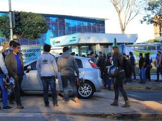Candidatos da PM na entrada da Uniderp, no dia da prova. (Foto: Marina Pacheco/Arquivo).