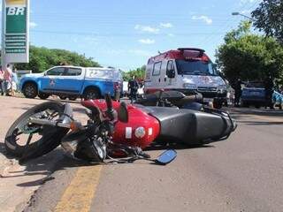 Motociclista morreu após perder o controle e sofrer queda, na Avenida Das Bandeiras. (Foto: Alan Nantes)