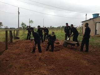 Policiais do DOF removem terra para retirar maconha enterrada em fazenda na fronteira (Foto: Divulgação)
