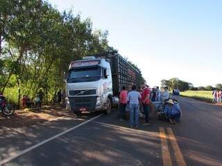Bloqueio de caminhoneiros na altura do km 324 em Rio Brilhante foi retomado às 8h (Foto: Maikon Junior/RB em Tempo Real)