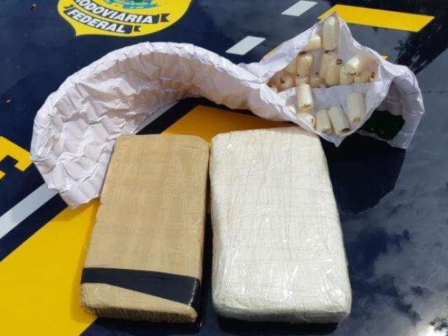 Rapaz desiste de engolir 117 c&aacute;psulas de coca&iacute;na e &eacute; preso pela PRF