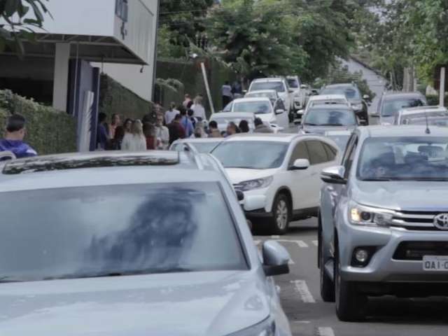 Para acabar com fila dupla, alunos de escola aplicam &ldquo;multa moral&rdquo; em pais