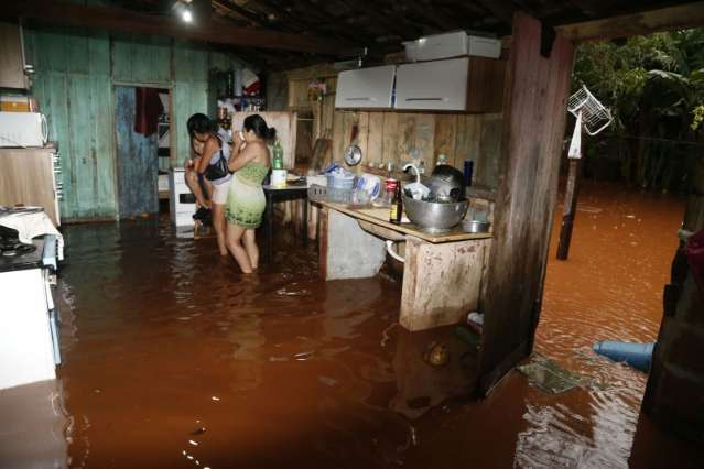 Ernesto Geisel fica quase intransit&aacute;vel e chuva provoca diversos transtornos