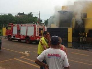 O dono da empresa (blusa amarela) teve ferimentos leves após a explosão na central de monitoramento (Foto Direto das Ruas\ Claudinei Silva)