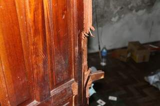 As portas de todos os cômodos foram arrebentadas (Foto: Cleber Gellio)