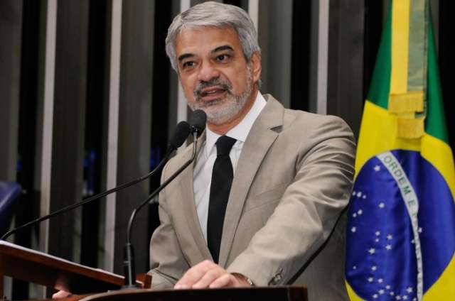 Dilma vai indicar Humberto Costa como novo l&iacute;der no Senado