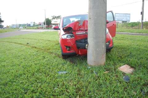 Veículo cai em córrego e outro atinge poste em acidentes durante madrugada