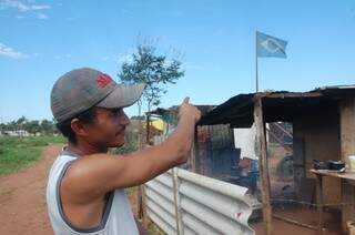 &quot;Essas bandeiras não são para mostrar movimento, é do povo brasileiro que precisa de casa pra morar&quot;. 