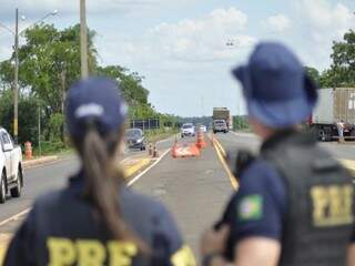 Policiais da PRF durante fiscalização em rodovias (Foto: Divulgação/PRF)