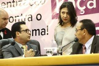 Vereador Airton Saraiva (DEM) disse que PMs estavam fazendo a segurança da vereadora Luiza Ribeiro (PPS), mas ela negou (Foto: Marcos Ermínio)