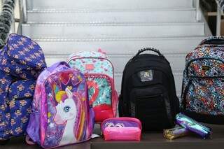 Variedade de mochilas, em diversos tamanhos e estilos. (Foto: Kísie Ainoã)