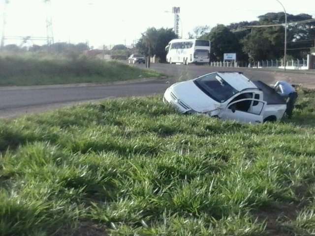 Motorista perde controle da dire&ccedil;&atilde;o e Saveiro capota na Jo&atilde;o Arinos 