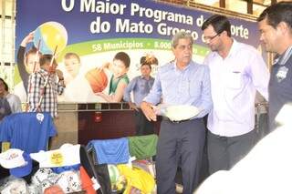 Governador apresenta o kit para representantes dos municípios (Foto: Pedro Peralta) 