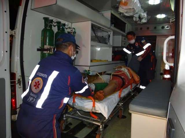 M&atilde;e e filho adolescente s&atilde;o esfaqueados pelo namorado da mulher