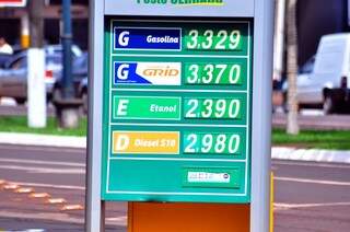 Aumento por causa da alteração na pauta dos combustíveis ainda não está em vigor, mas gasolina já custa R$ 3,32 em Dourados (Foto: Eliel Oliveira)