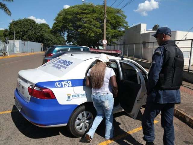Detida por boca de urna em escola, mulher dep&otilde;e na PF e &eacute; liberada