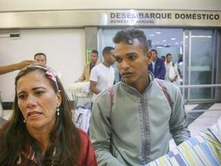 Lorena e o marido, José Sanchez, na chegada ao Aeroporto de Campo Grande. (Foto: Paulo Francis)