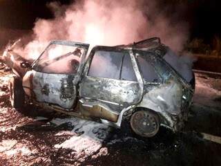 Veículo pegou fogo após colidir com carreta. Motorista e uma criança morreram carbonizados. (Foto: Reprodução / Nova News)