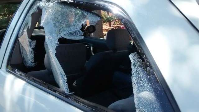 Enfurecida, mulher tenta dar marretadas no ex-marido, mas acaba destruindo carro