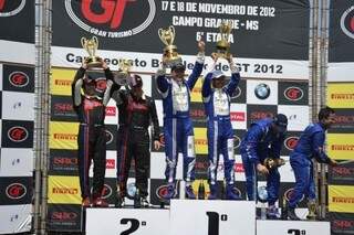 No podium, Duda Rosa e Cleber Faria, seguido do segundo e terceiro lugar. (Foto: Simão Nogueira)