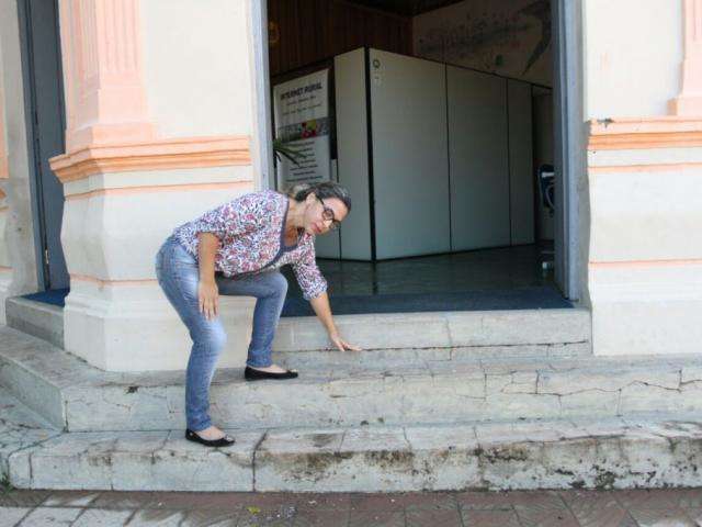 Ap&oacute;s rio baixar, comerciantes tentam voltar &agrave; rotina e dia ser&aacute; de limpeza 