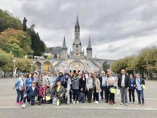 Grupo de sul-mato-grossenses em frente ao Santuário de Nossa Senhora de Lourdes, na cidade de Lourdes, na França (Foto: Telma Teixeira)