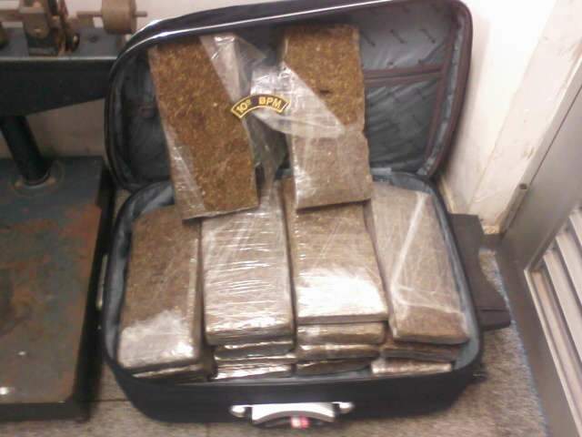  PM encontra mais de 20 quilos de maconha dentro de mala na rodovi&aacute;ria