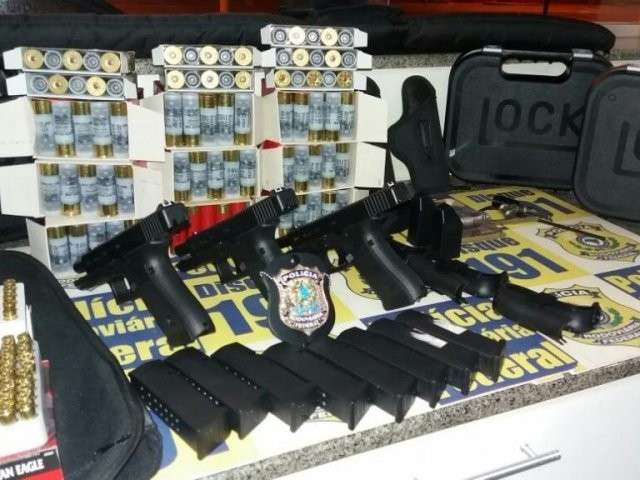 Tenentes da Marinha flagrados em MS com arsenal s&atilde;o levados para o Rio