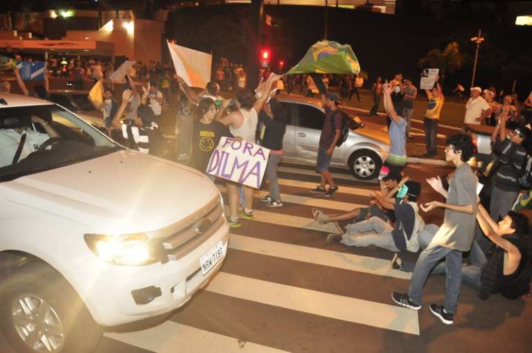 Manifestante deitaram na avenida para impedir passagem de veículos. (Foto: Cleber Gellio)