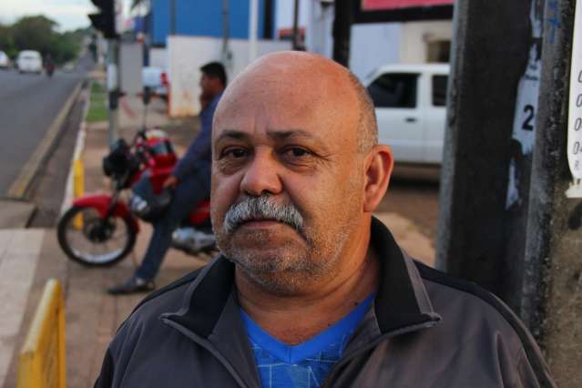 Ve&iacute;culos destru&iacute;dos em canteiros chamam aten&ccedil;&atilde;o para um tr&acirc;nsito seguro