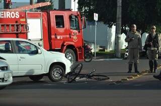 Ciclista foi atingido por veículo no Centro de Campo Grande, na manhã desta segunda-feira. (Foto: Marcelo Calazans)