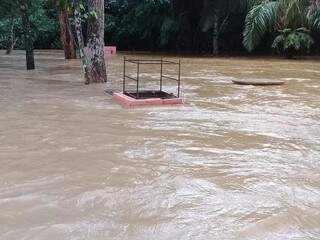 Rio sobe, inunda balne&aacute;rio e amea&ccedil;a programa&ccedil;&atilde;o do Carnaval em Jardim