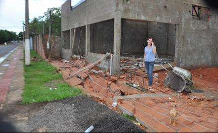 Chuva e ventos fortes destelham casas, derrubam muro e &aacute;rvores