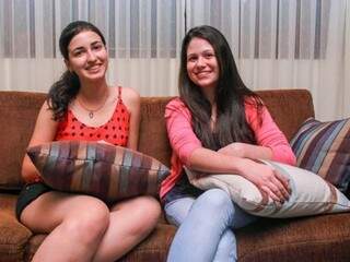 Filhas únicas de Jislaine e Altamiro, Ana Luiza e Camila se tornaram irmãs com o casamento dos pais, 14 anos depois de término de namoro. (Foto: Fernando Antunes)