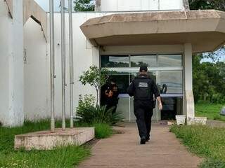 Equipe do Gaeco chegando na sede da Prefeitura de Ladário (Foto: Diário Corumbaense)