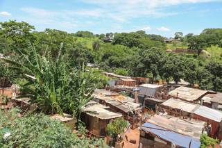 De cima dá para ver os barracos da favela do Morro do Mandela (Foto: Marcos Maluf)