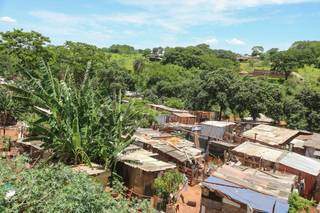 De cima dá para ver os barracos da favela do Morro do Mandela (Foto: Marcos Maluf)