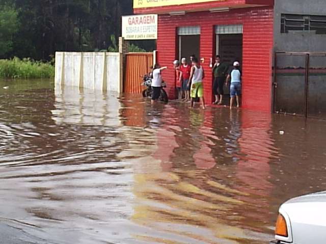 Eros&atilde;o no S&iacute;lvia Regina aumenta a cada chuva e j&aacute; se aproxima de casa